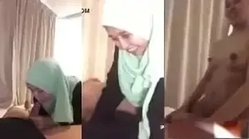 Jilbab Hitam Sepong Om Tajir Sampai Crot