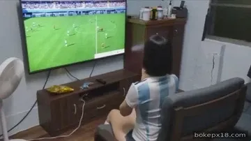 Lagi nonton bola malah ditindih pacar diajak ngentot